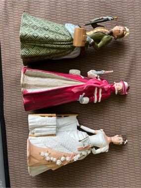 Set of 3 Decorative Victorian Style Porcelain Figurines - Green, Pink, White fir